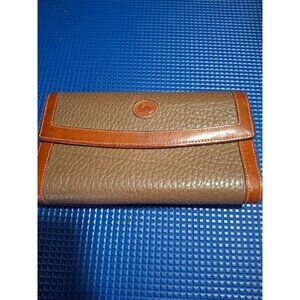 Womens Dooney & Bourke Clutch Purse. Peeble Brown Leather Trimmed In Brown Smoot